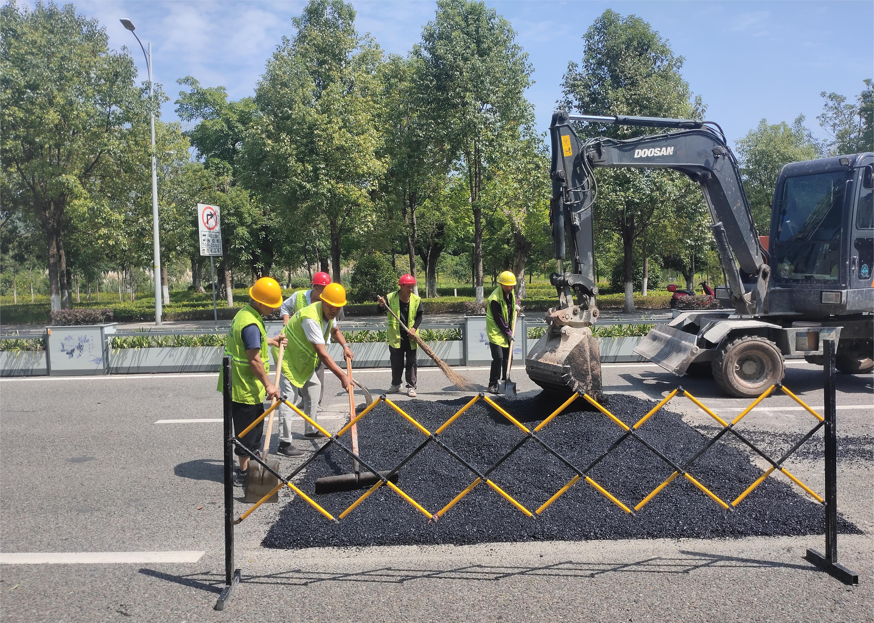 墊江縣長安大道西段與明月大道鳳山路道路鋪設(shè)瀝青項(xiàng)目